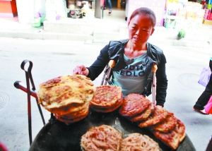 手頭拮據(jù)，每天只能吃一頓飯。