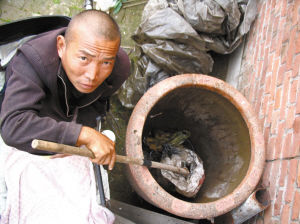 鄭艷良講述鋸?fù)冉?jīng)過(guò)。本報(bào)記者 汪洋 攝