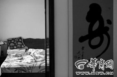 昨日，徐萬(wàn)發(fā)躺在自家床上，鼻子插著氧氣管 記者張杰攝