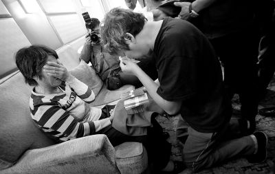 李春平跪在劉洪魁母親跟前送上捐款。談及烈士，兩人相對(duì)而泣