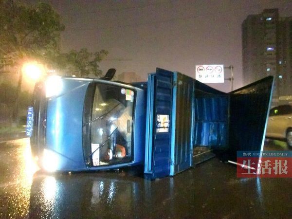 小貨車側(cè)翻現(xiàn)場(chǎng)。