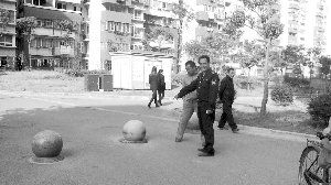 就為了搬這個(gè)石墩，男子打傷了兩個(gè)保安