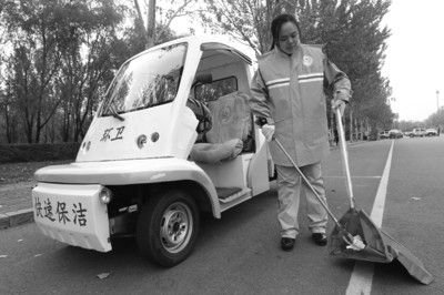 比賽之前張起超在多功能清潔車前練習(xí)動(dòng)作。