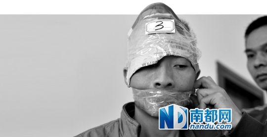 為了防止犯罪嫌疑人串供，民警用膠帶將犯罪嫌疑人的嘴封住。