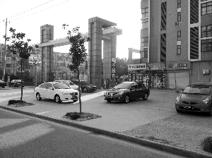 故事就發(fā)生在這個小區(qū)大門口 故事就發(fā)生在這個小區(qū)大門口