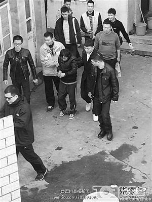 犯罪嫌疑人指認(rèn)現(xiàn)場(chǎng)圖片來源溫州網(wǎng)