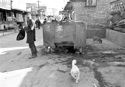 昨日，村民在通州區(qū)馬駒橋的這個垃圾箱旁，發(fā)現(xiàn)一被棄男嬰，急救人員趕到后確認(rèn)男嬰已死亡。新京報記者 黃月 攝