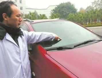 唐中山的車(chē)玻璃被醉酒男子砸壞。