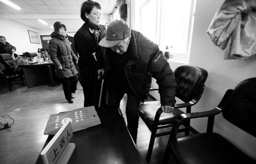 劉老爺子被攙扶著進(jìn)入法庭 劉老爺子被攙扶著進(jìn)入法庭