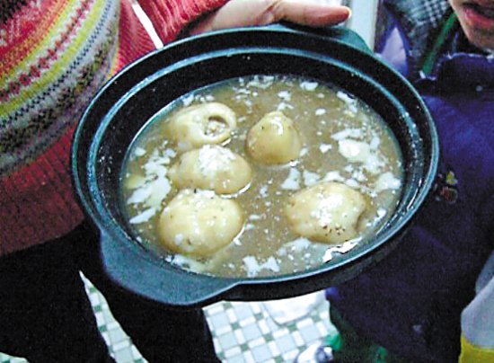 由于放置時間過久，鍋里的湯圓已經(jīng)非常大，湯圓皮上浮現(xiàn)很多白色物質(zhì)。