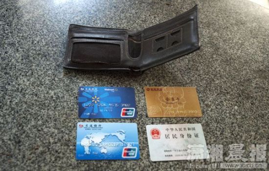 12月24日，長沙雨花區(qū)美聯(lián)天驕城，當事人范先生展示小偷寄回的錢包、身份證和銀行卡。