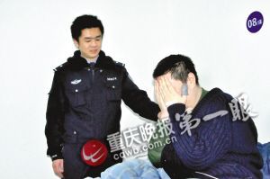 民警安慰激動(dòng)的嫌疑人王華 民警安慰激動(dòng)的嫌疑人王華
