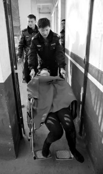 昨日，派出所民警帶女駕駛員賈某去醫(yī)院做檢查 記者 陳團(tuán)結(jié) 攝