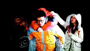 　途中女隊(duì)友小妮突發(fā)高燒，男隊(duì)員輪流背了她三個(gè)小時(shí)，直到網(wǎng)友開車來接