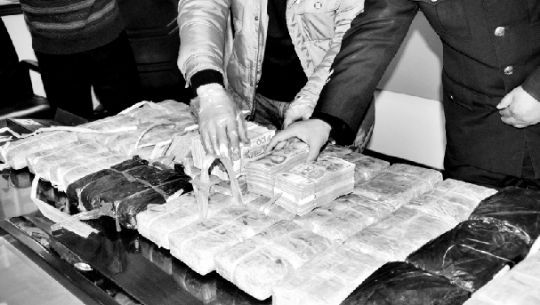 警方收繳的毒品和毒資。警方供圖