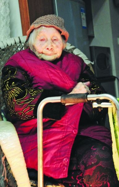 正在取暖的熊婆婆。見習(xí)記者 楊榮峰 攝