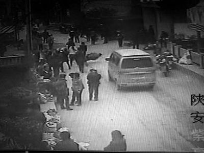 監(jiān)控錄像顯示，劉某側(cè)身行走時不慎跌倒，王某途經(jīng)此處時將其扶起（圖中畫圈處） 通訊員 何春地 攝