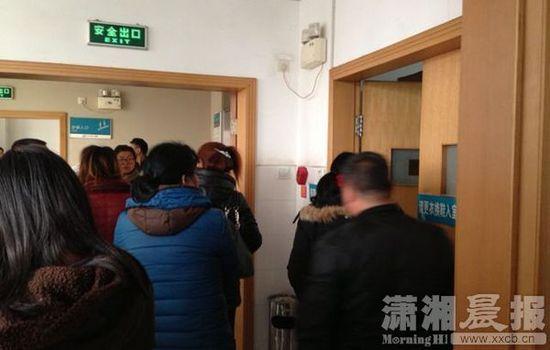 ICU搶救室前家屬。圖|瀟湘晨報(bào)記者 陳斌