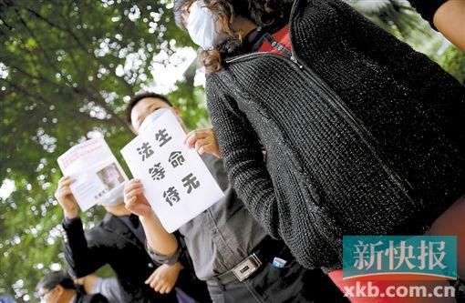 　　■昨日，數(shù)十位二胎準媽媽和家屬來到省衛(wèi)計委門前，希望廣東二胎政策盡早出臺。新快報記者 孫毅/攝