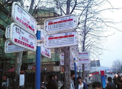 3月16日，江蘇省南京市，眾多乘客在“火車站廣場東”站臺候車。圖/東方IC