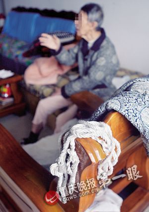 婆婆出于無(wú)奈才將老伴綁在床上