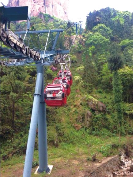 當時還有3個轎廂懸在半空中。溫先生供圖