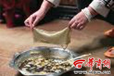 　　昨日，店方讓顧客觀看該火鍋制作時(shí)的監(jiān)控錄像本組圖片由本報(bào)記者黃利健攝