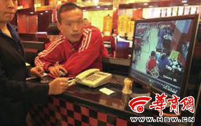 昨日，李女士展示從火鍋店抱回的火鍋，內(nèi)有濕巾