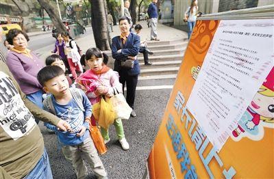 昨日，中華路小學(xué)貼出告示，提醒家長不要相信傳言。