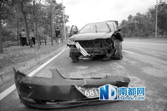 男子搶的比亞迪轎車(chē)車(chē)頭損毀嚴(yán)重。