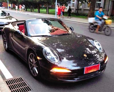 近日，一組“北體大畢業(yè)典禮豪車云集堪比車展”組圖在網(wǎng)絡(luò)爆紅。網(wǎng)絡(luò)截圖