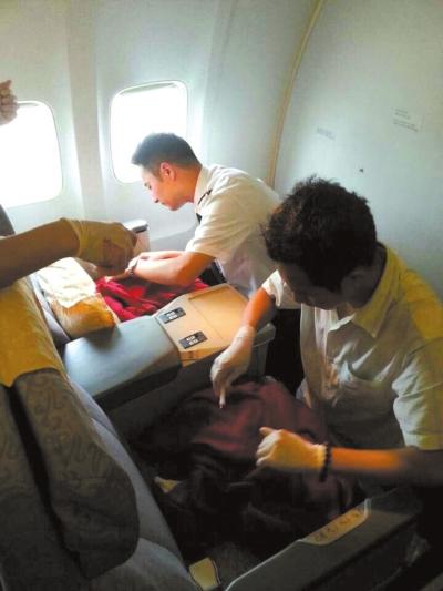 孕婦飛機(jī)上順產(chǎn)“高空雙胞胎” 機(jī)上恰巧有醫(yī)生 孕婦飛機(jī)上順產(chǎn)“高空雙胞胎” 機(jī)上恰巧有醫(yī)生