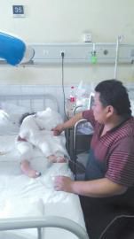 伏登順與女兒在一起。