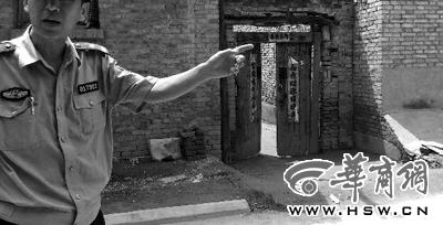 昨日，西安市閻良區(qū)譚家村，警方在孫某家調(diào)查 記者 黃利健 攝