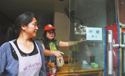 8月14日，市民志愿者體驗城管執(zhí)法招呼商家不要亂張貼。