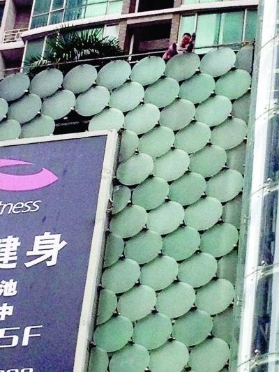 環(huán)亞廣場5樓露臺上，有一男子揚言跳樓。