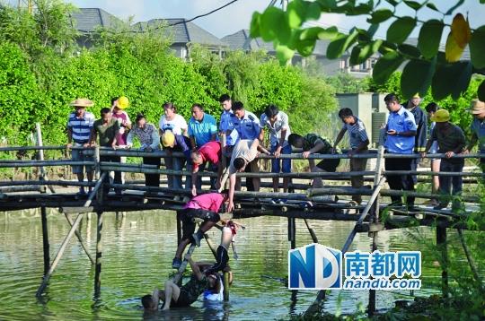 救援人員合力打撈起落水女孩，后經(jīng)醫(yī)護(hù)人員確認(rèn)已經(jīng)死亡。受訪者供圖