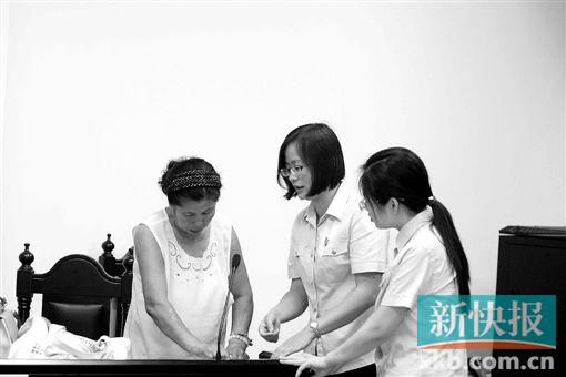 白春榮簽領國家賠償款。通訊員供圖