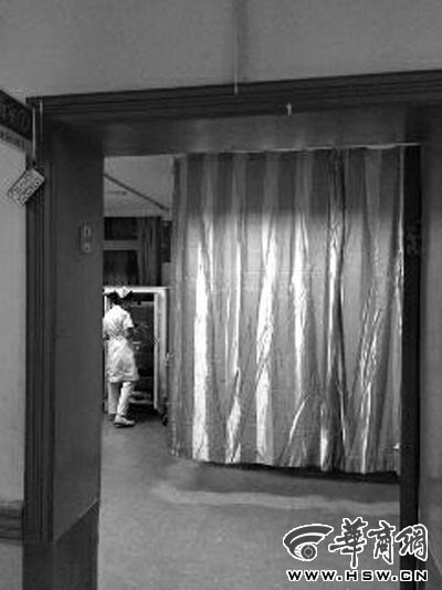 昨晚9時許，急診室簾后，6歲的小女孩靜靜地躺著 記者 卿榮波 攝