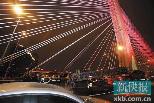 昨日深夜，橋上東側(cè)空出兩條車(chē)道用來(lái)救援。