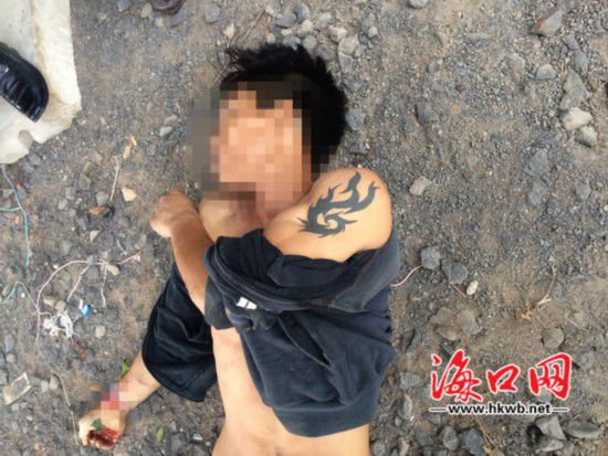 死亡的男子，左手手臂上有紋身