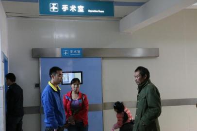 宇宇的父母和爺爺一直守候在手術(shù)室外。