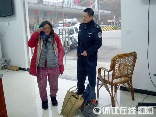 1月30日，衢州高速交警發(fā)現(xiàn)了徒步走在高速楓嶺關卡口的汪女士