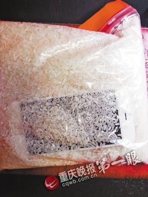 落水后，把手機(jī)放進(jìn)大米里吸水