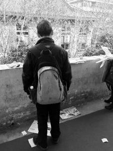 “娃在湖南上大學(xué)，馬上就要畢業(yè)了，所以我經(jīng)常在網(wǎng)上瀏覽咸陽、西安的招聘信息，想讓他畢業(yè)后留在我和他媽身邊……”3月14日，秦都區(qū)人才交流中心在區(qū)政府二樓舉辦招聘會，一名50多歲的“求職者”吸引了不少人的目光。據(jù)悉，此次招聘會共有市內(nèi)外112家企業(yè)參加，提供就業(yè)崗位3200個。