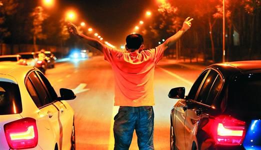 2013年8月25日凌晨，北京，在東壩大街路口進行的一場飆車。
