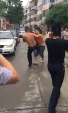 網(wǎng)曝長(zhǎng)沙警察上班喝酒開(kāi)警車打人警方已調(diào)查