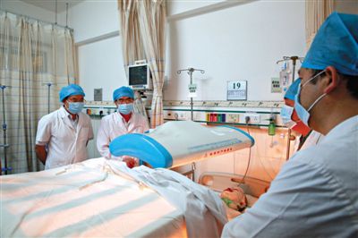 受傷醫(yī)生覃某正在進(jìn)行治療。昨日上午，醫(yī)生覃某在醫(yī)院乘電梯期間，被一名患者潑汽油并點(diǎn)燃，致重度燒傷。圖/CFP