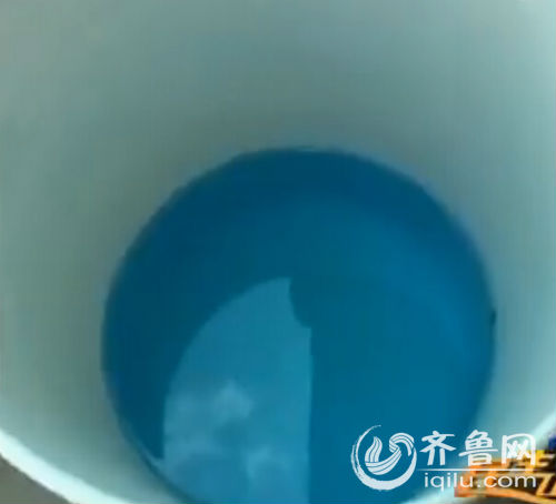 每天剛剛放出來(lái)水是深藍(lán)色 每天剛剛放出來(lái)水是深藍(lán)色