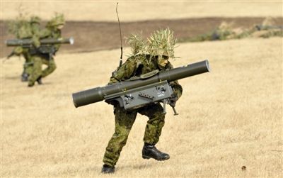 “作戰(zhàn)” 1月13日，日本自衛(wèi)隊一隊員在新年軍演中手持武器，發(fā)動進攻。媒體尚未公布1月22日的美日聯(lián)合軍演圖片。